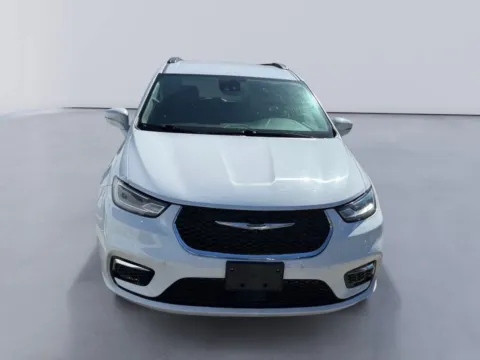 Photos of 2022 Chrysler Pacifica Touring L for sale in Morristown, TN at Farris Ford - Morristown