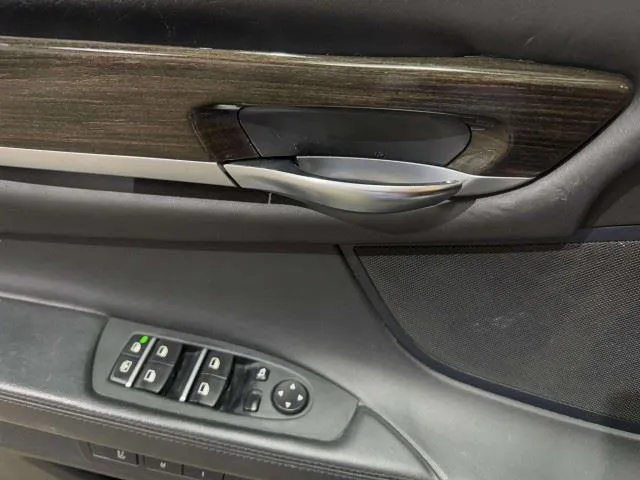 BMW 7 Series photo 25