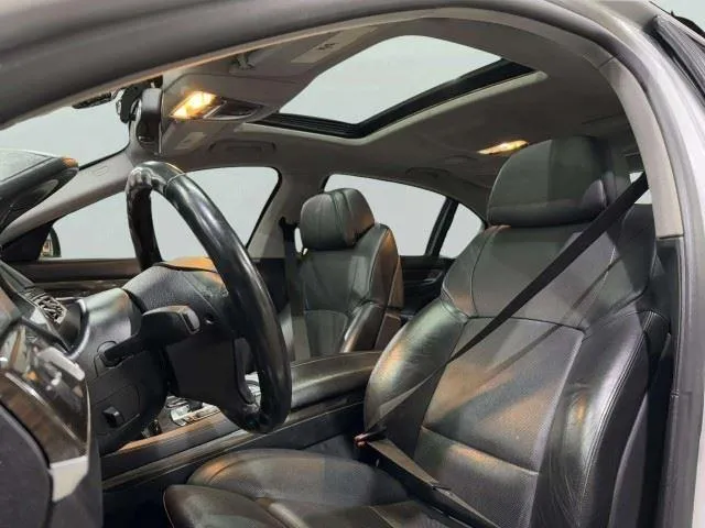 BMW 7 Series photo 31