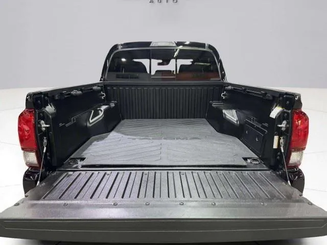Toyota Tacoma photo 24