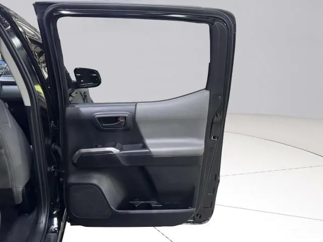 Toyota Tacoma photo 25