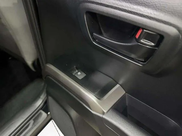 Toyota Tacoma photo 26