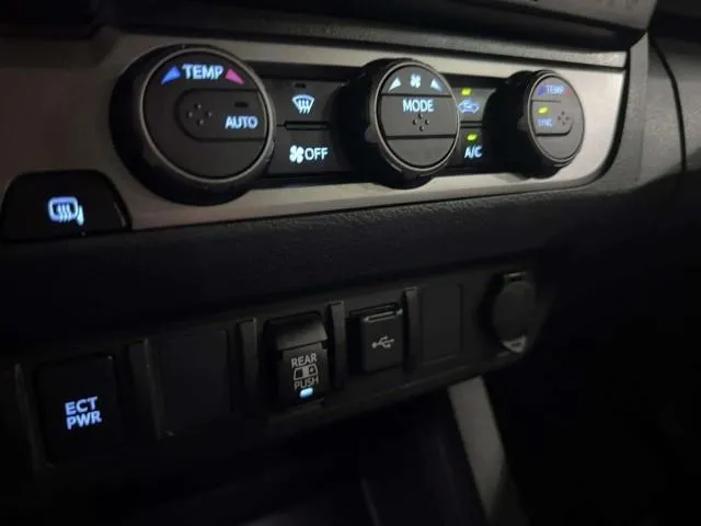 Toyota Tacoma photo 30