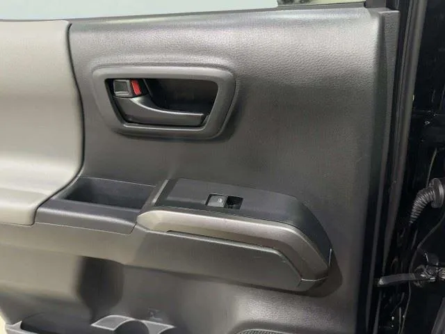 Toyota Tacoma photo 34