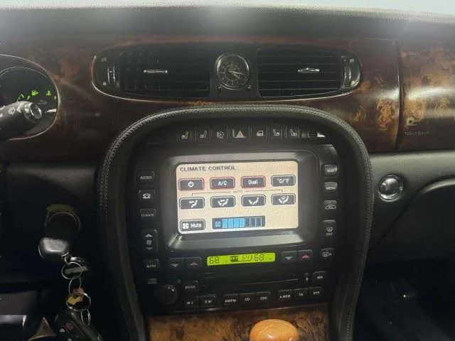 Jaguar XJ photo 23