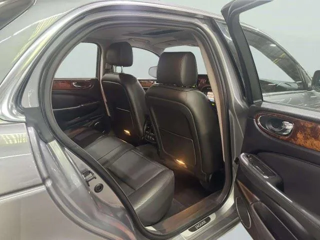 Jaguar XJ photo 34