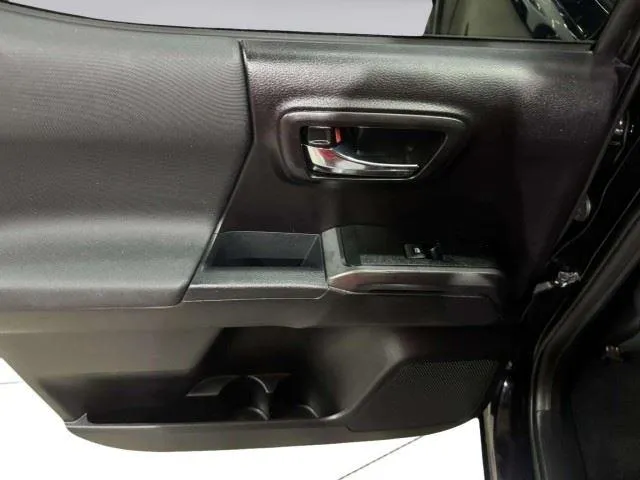 Toyota Tacoma photo 24