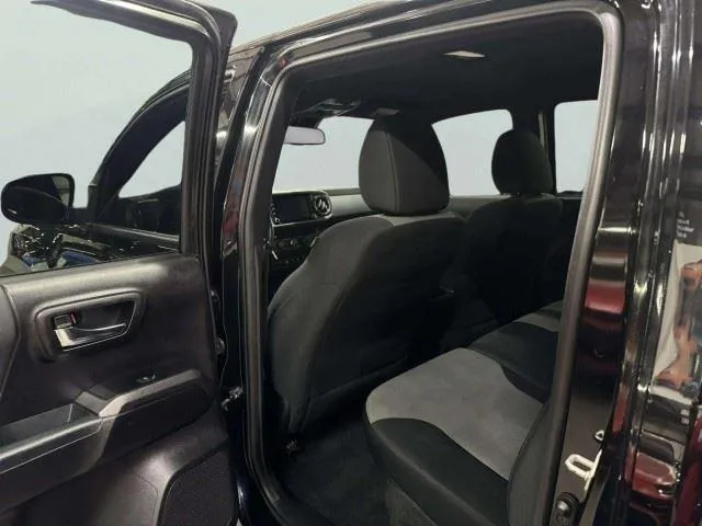 Toyota Tacoma photo 25