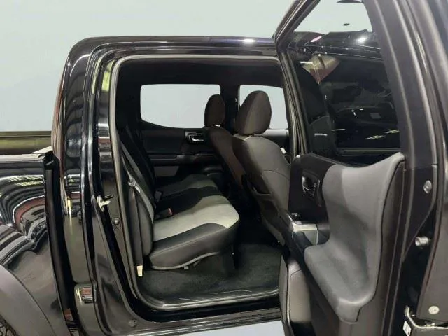 Toyota Tacoma photo 32