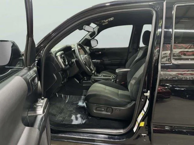 Toyota Tacoma photo 15