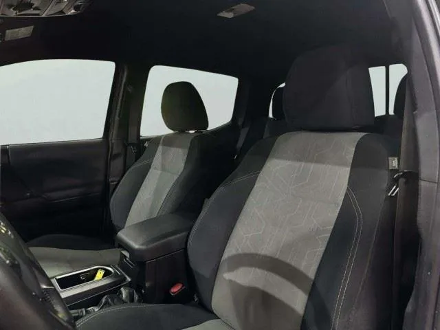 Toyota Tacoma photo 16