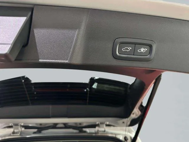 2023 Volvo XC40 Plus - Photo 25