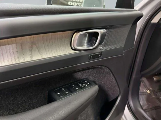 2023 Volvo XC40 Plus - Photo 27