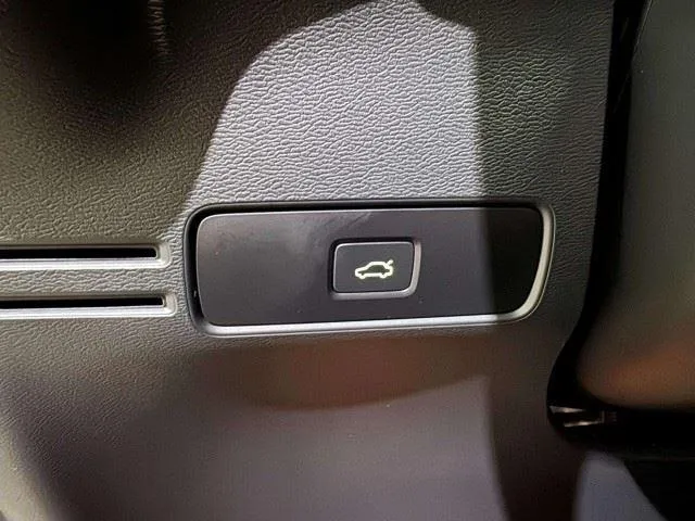 2023 Volvo XC40 Plus - Photo 33