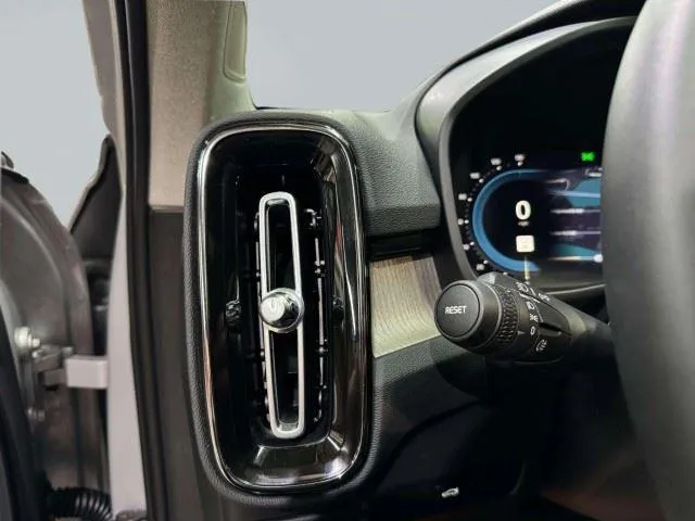 2023 Volvo XC40 Plus - Photo 34