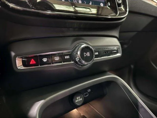 2023 Volvo XC40 Plus - Photo 38