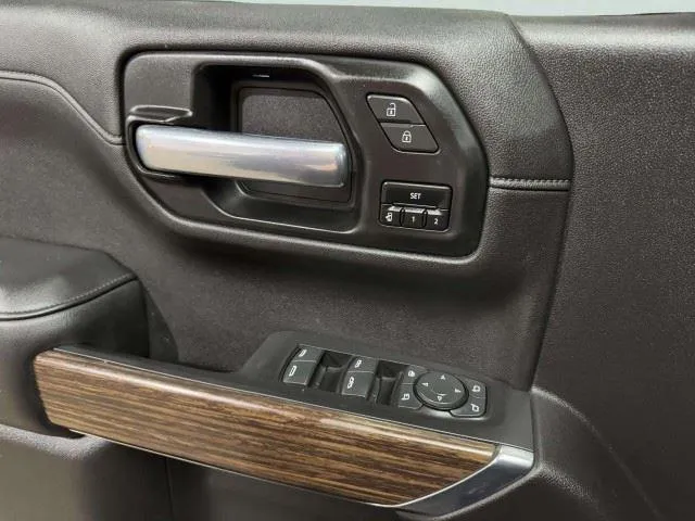 Chevrolet Silverado photo 23