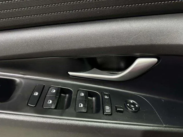 Hyundai Elantra photo 21