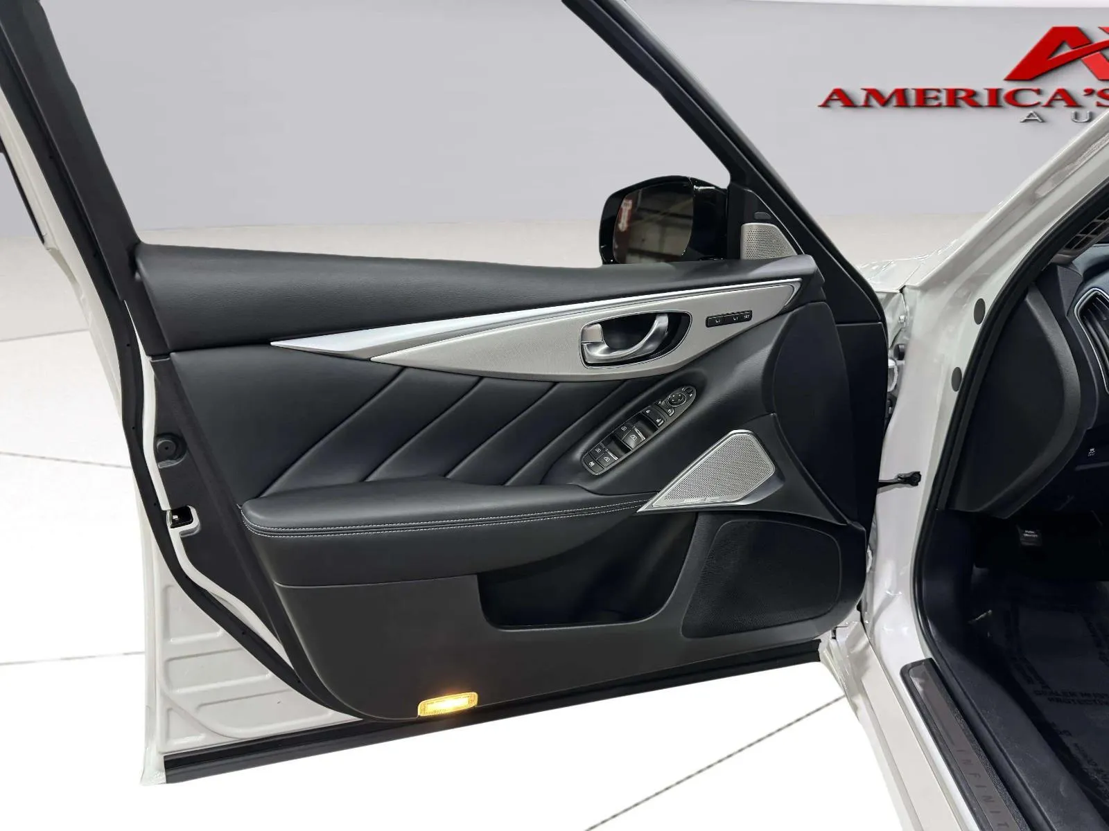 Infiniti Q50 photo 16