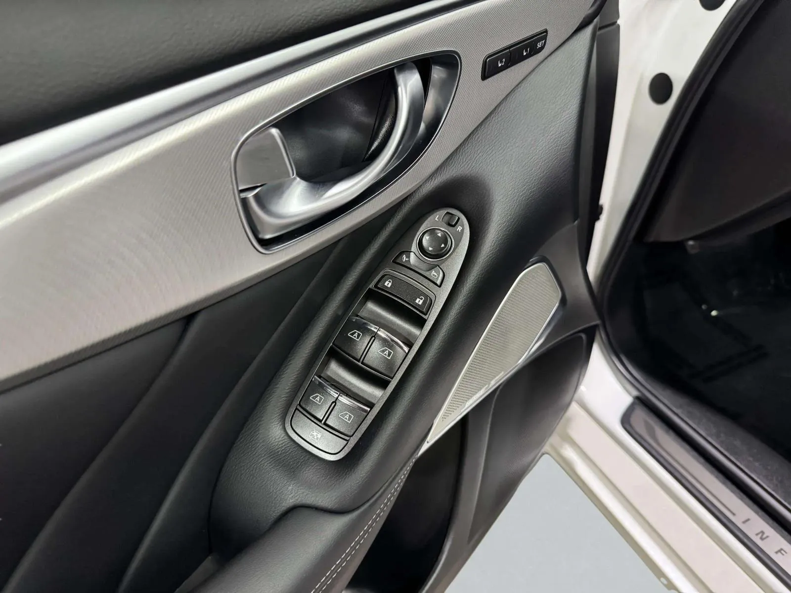 Infiniti Q50 photo 17