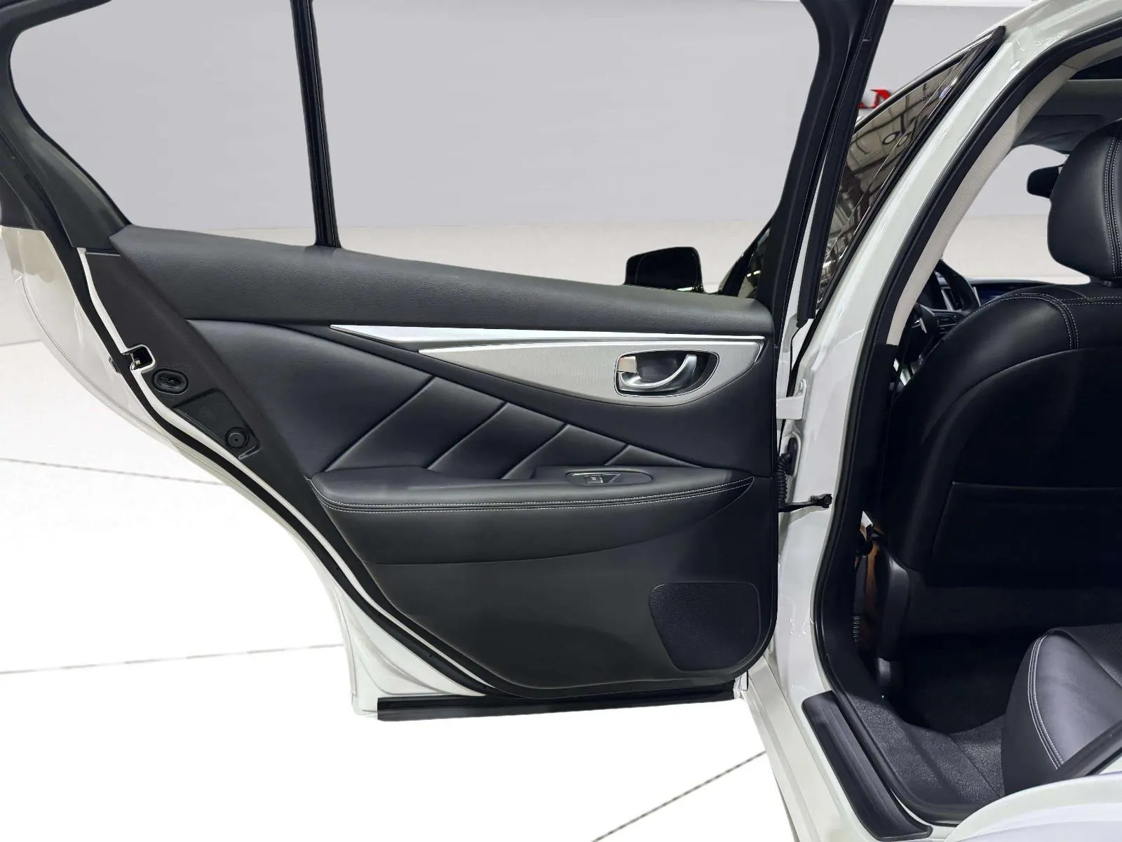 Infiniti Q50 photo 28