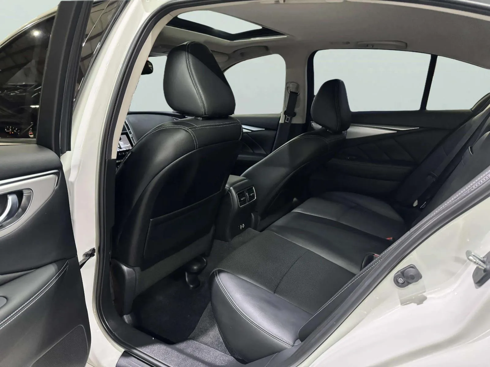 Infiniti Q50 photo 29