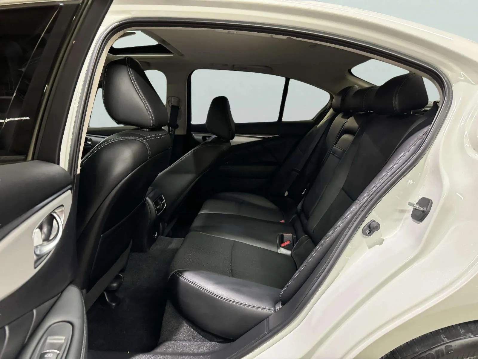 Infiniti Q50 photo 30