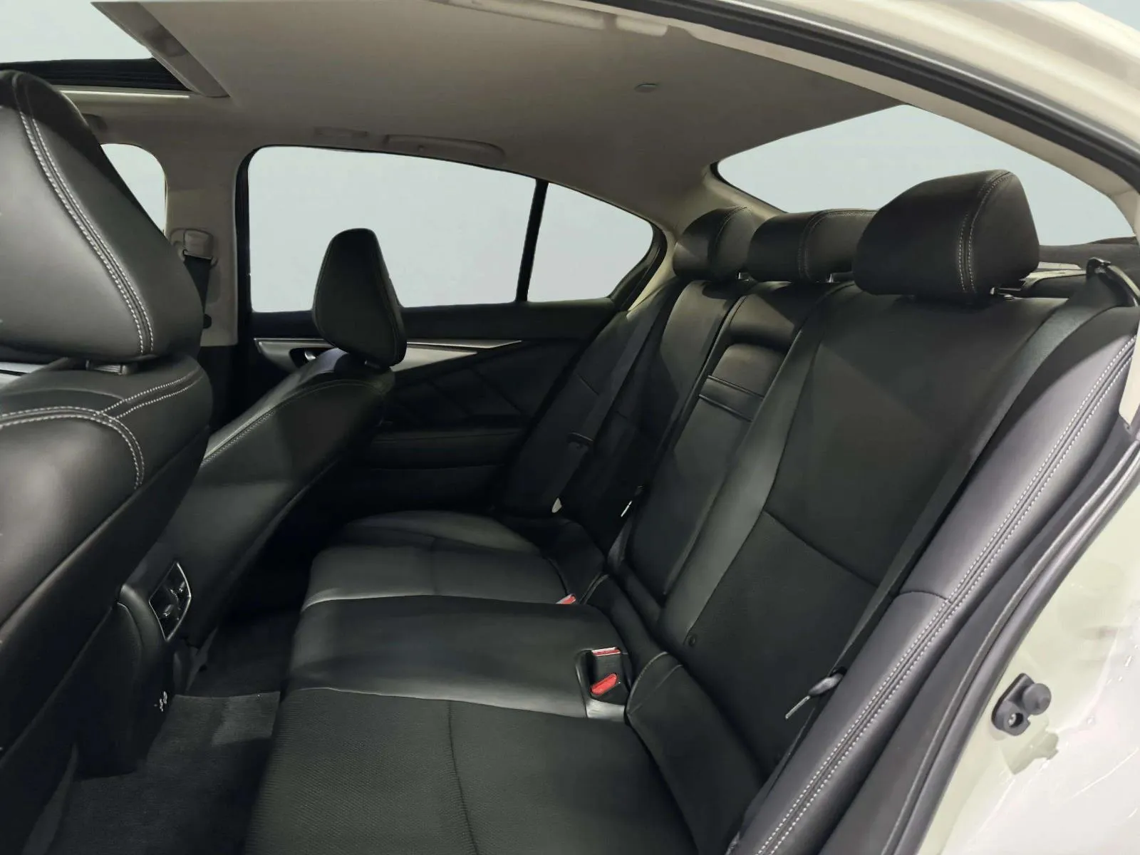 Infiniti Q50 photo 31