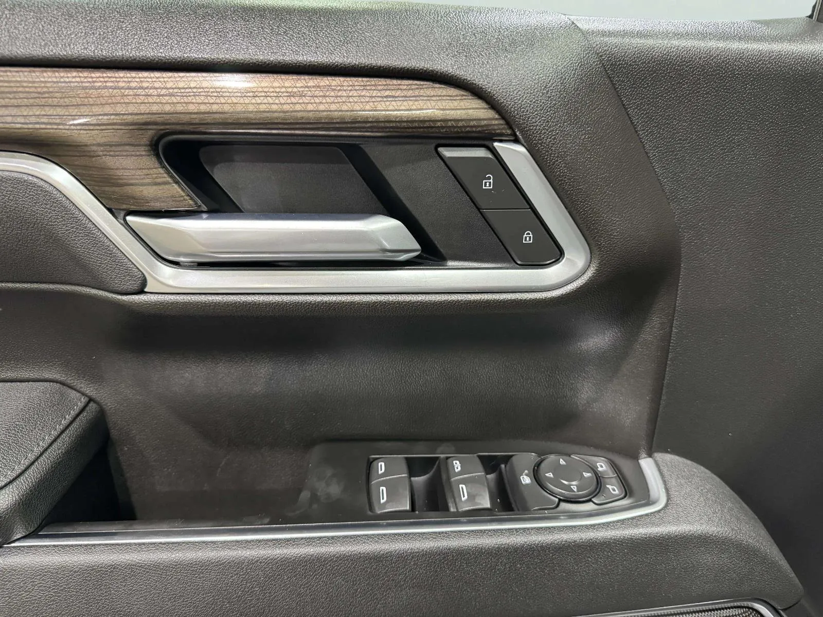 Chevrolet Silverado photo 24