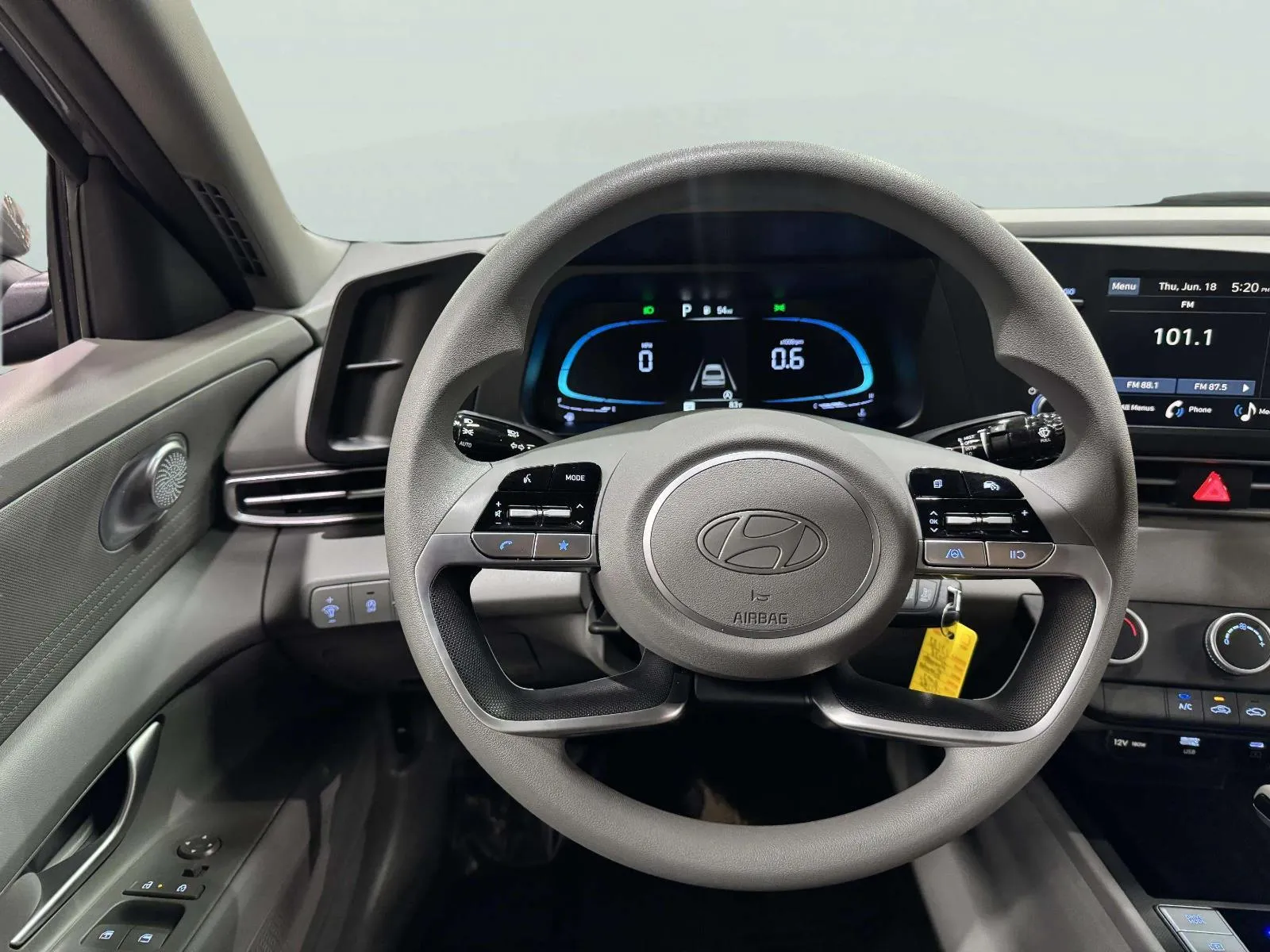Hyundai Elantra photo 26
