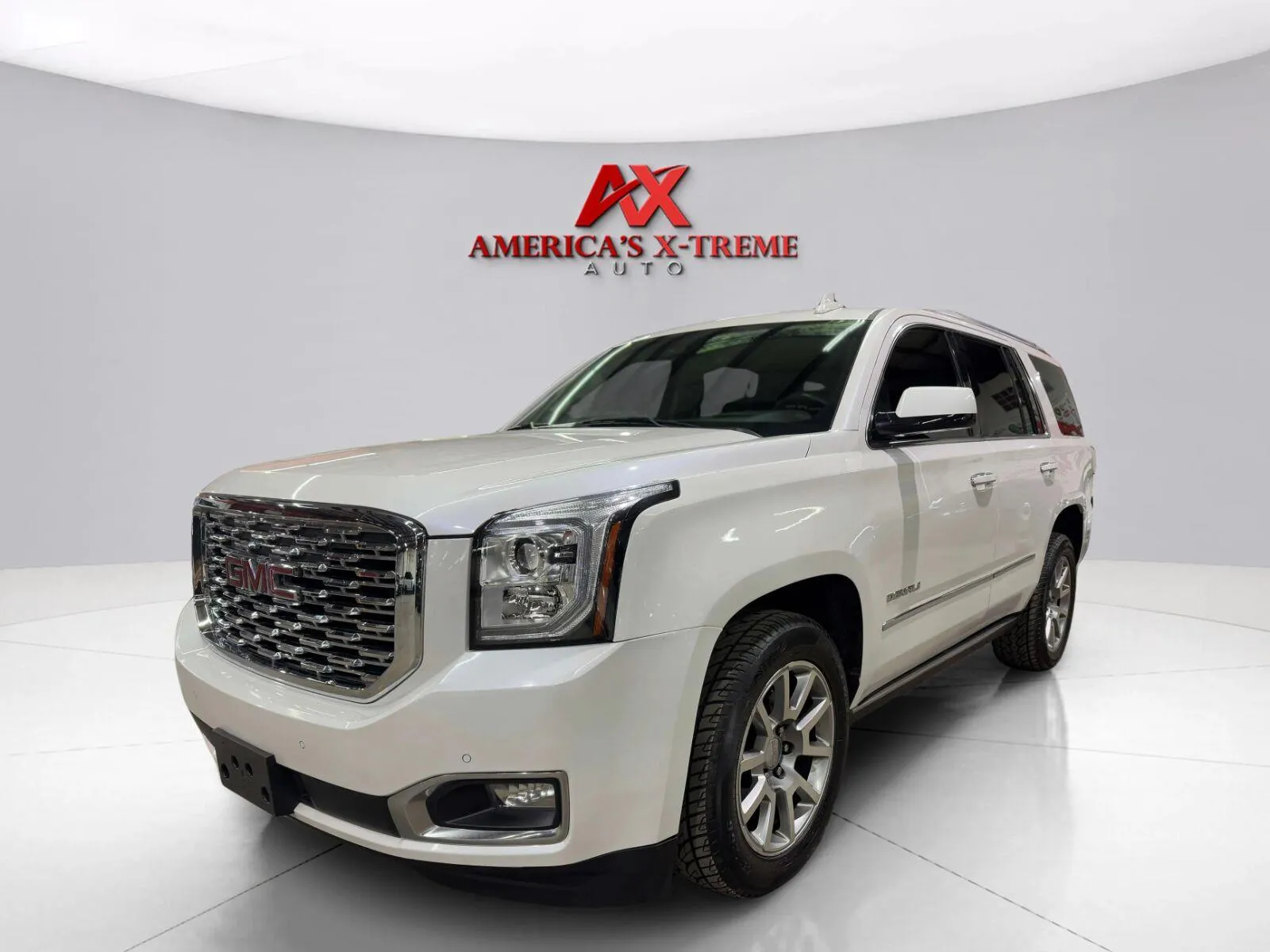 GMC Yukon photo 2