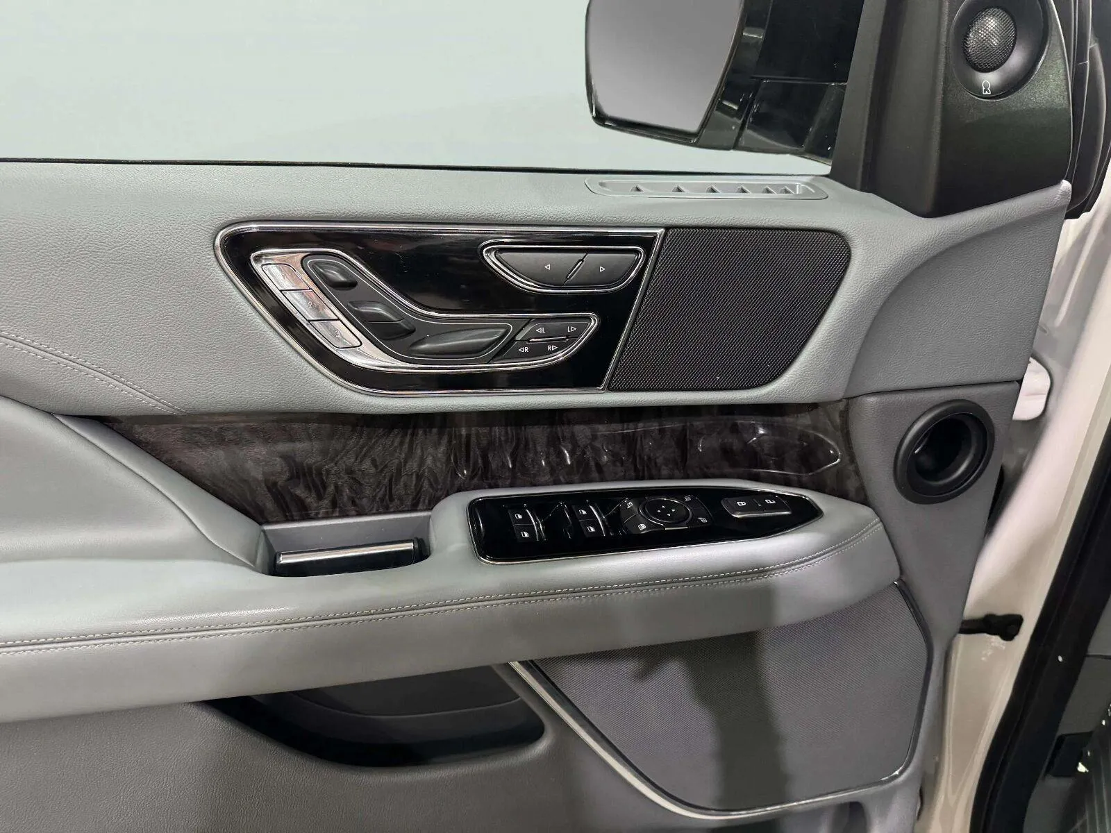 Lincoln Navigator photo 20