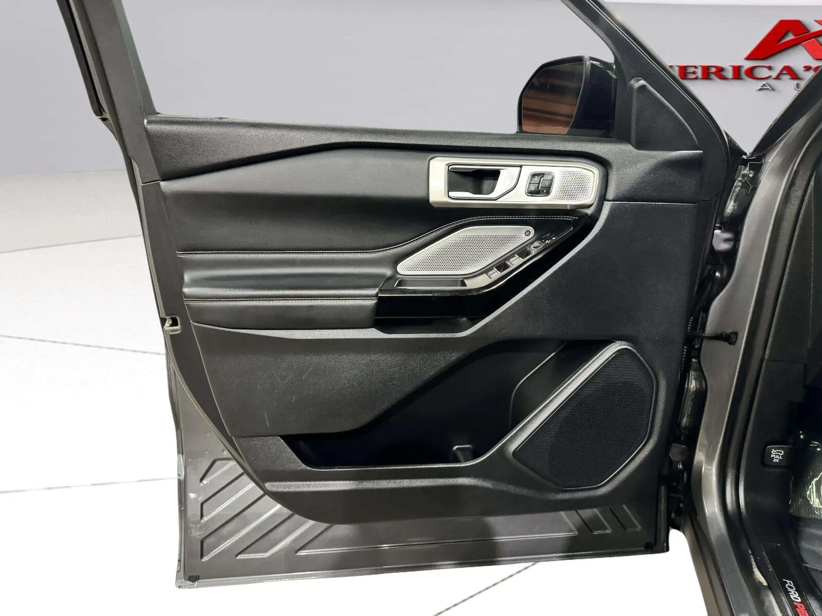 Ford Explorer photo 22