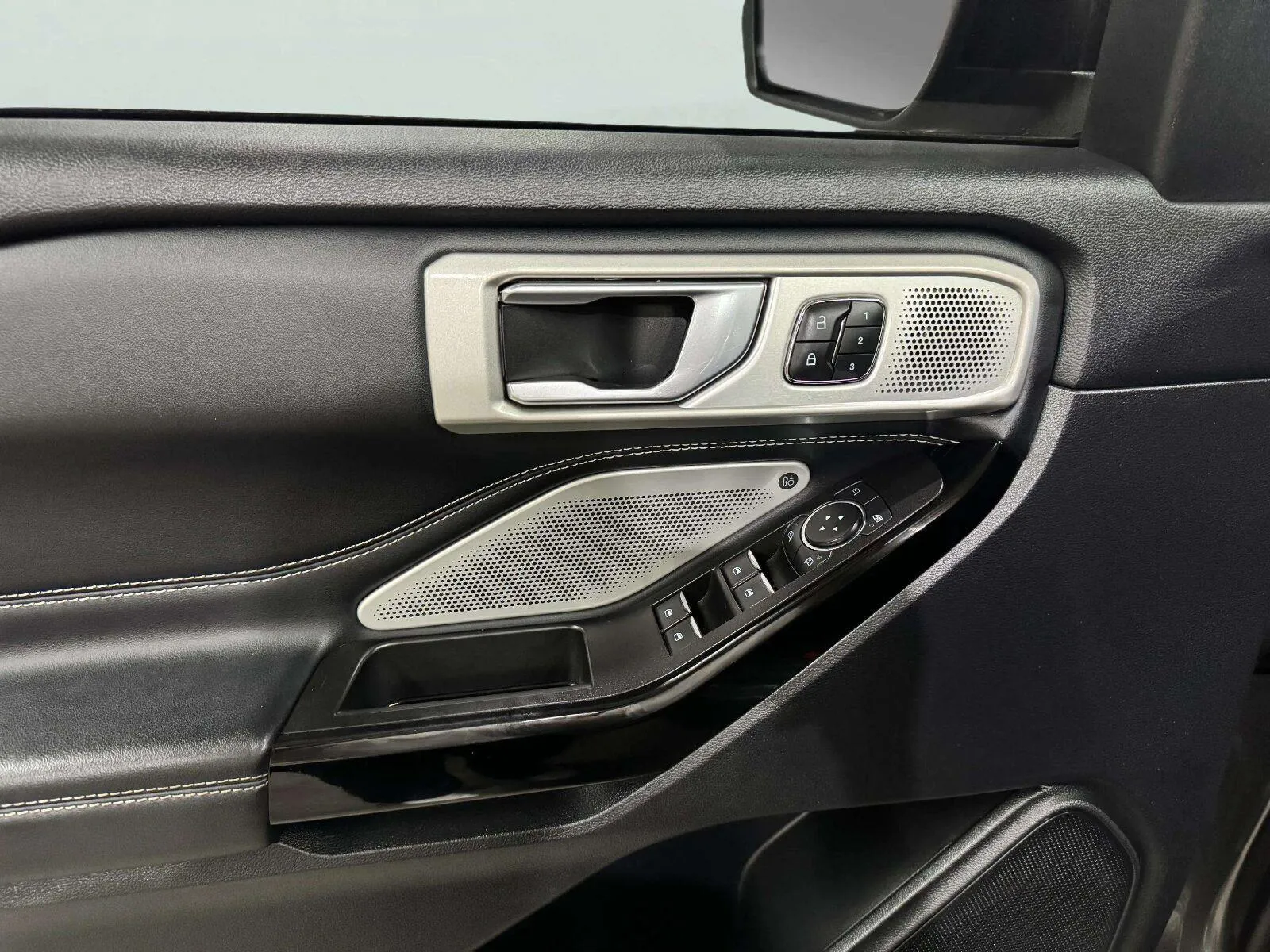 Ford Explorer photo 23