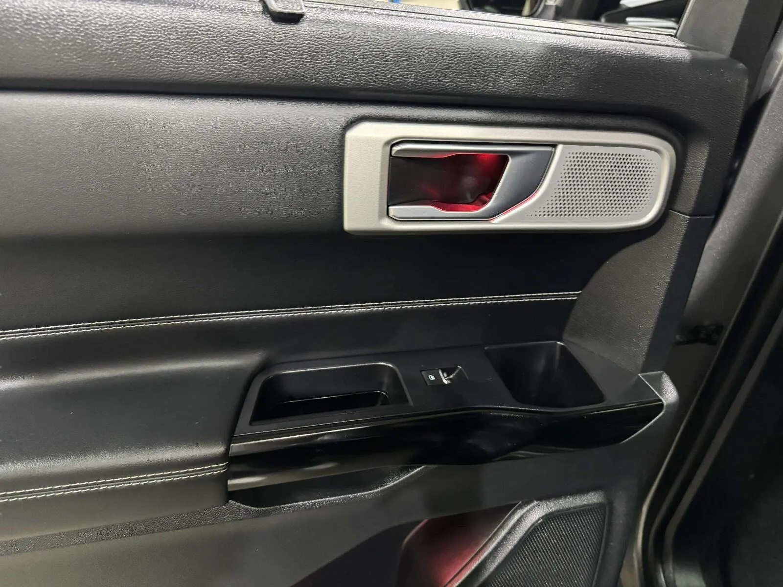 Ford Explorer photo 29