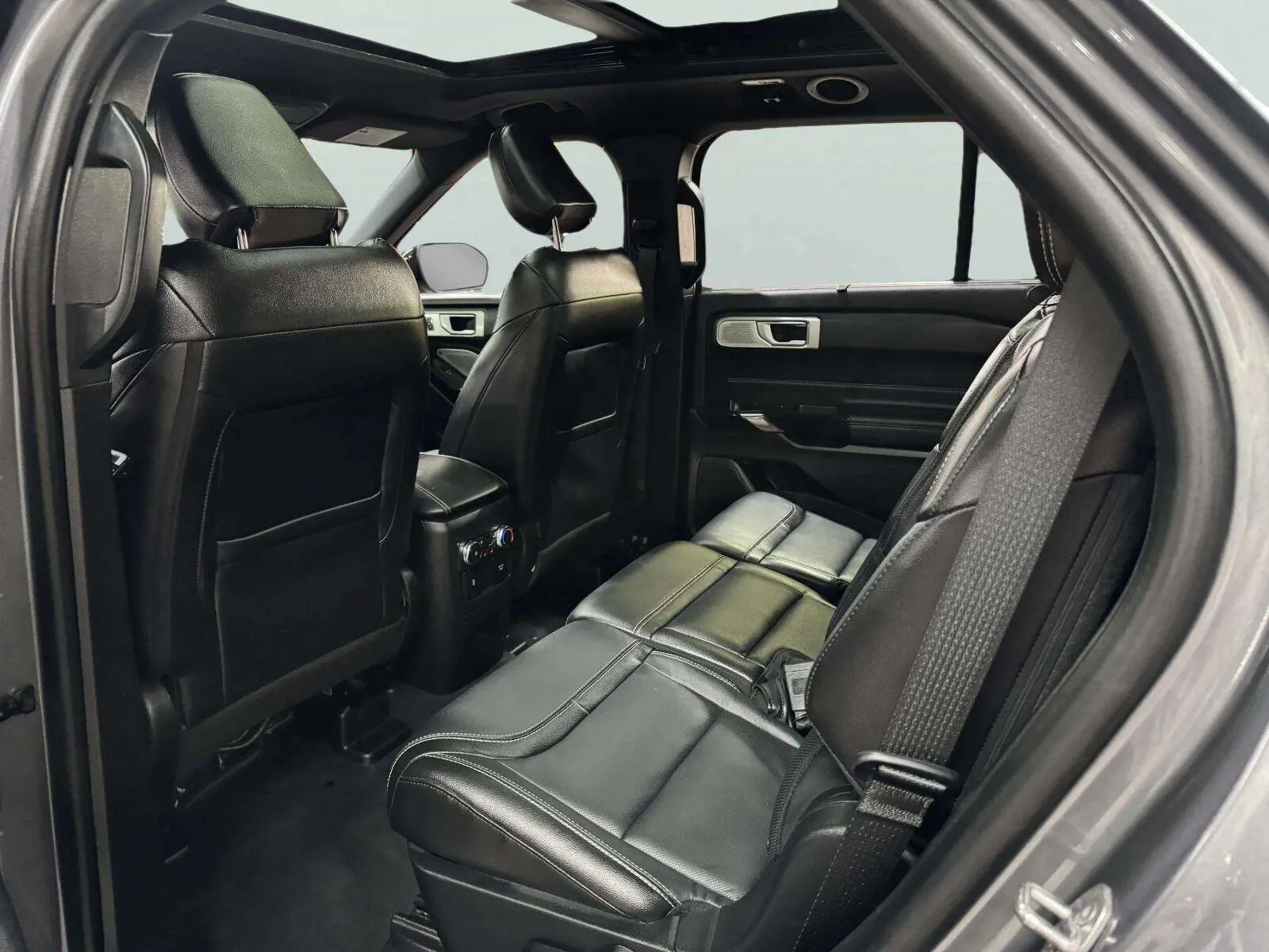 Ford Explorer photo 32
