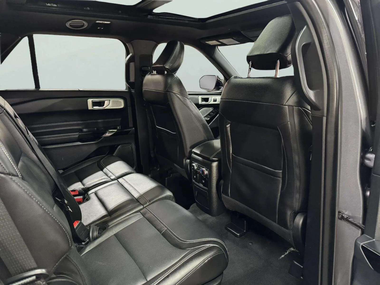 Ford Explorer photo 38