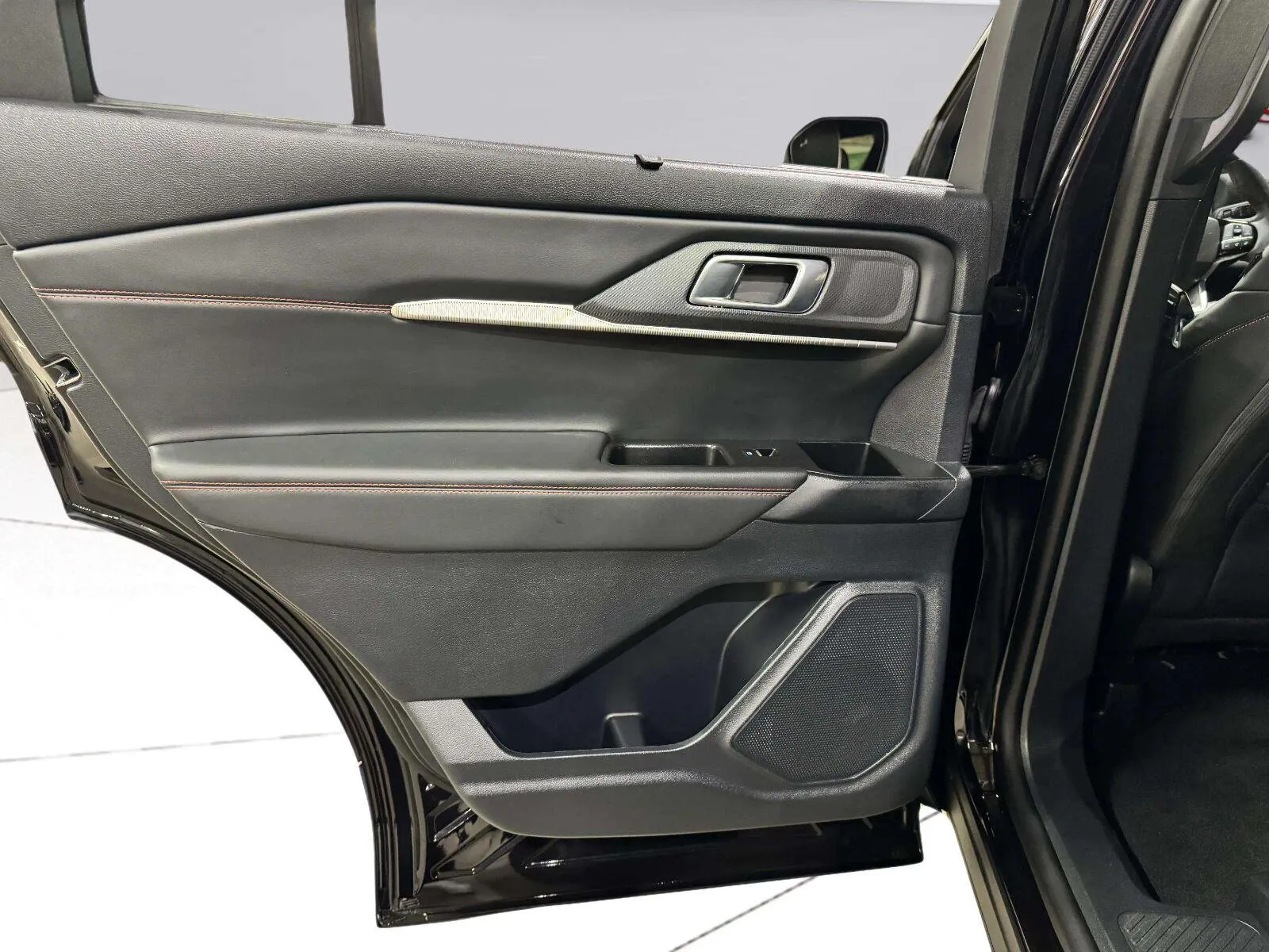 Ford Explorer photo 18