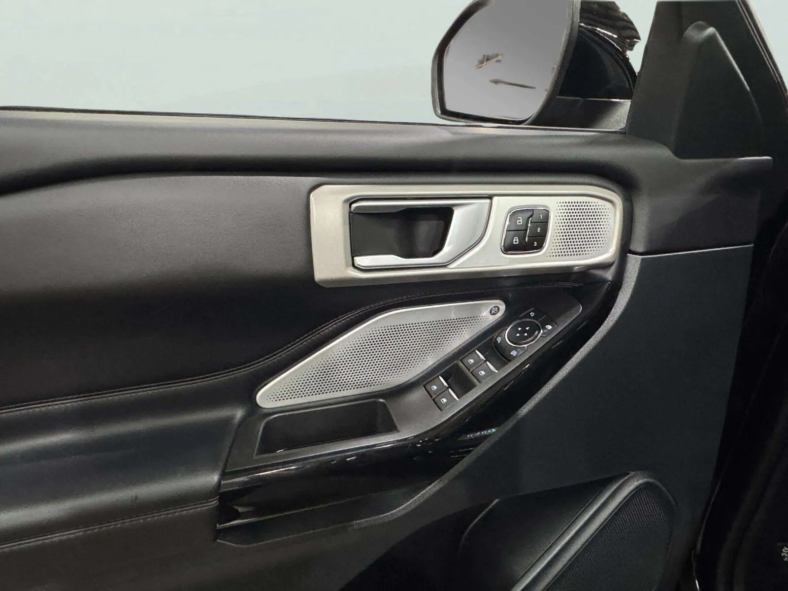Ford Explorer photo 23