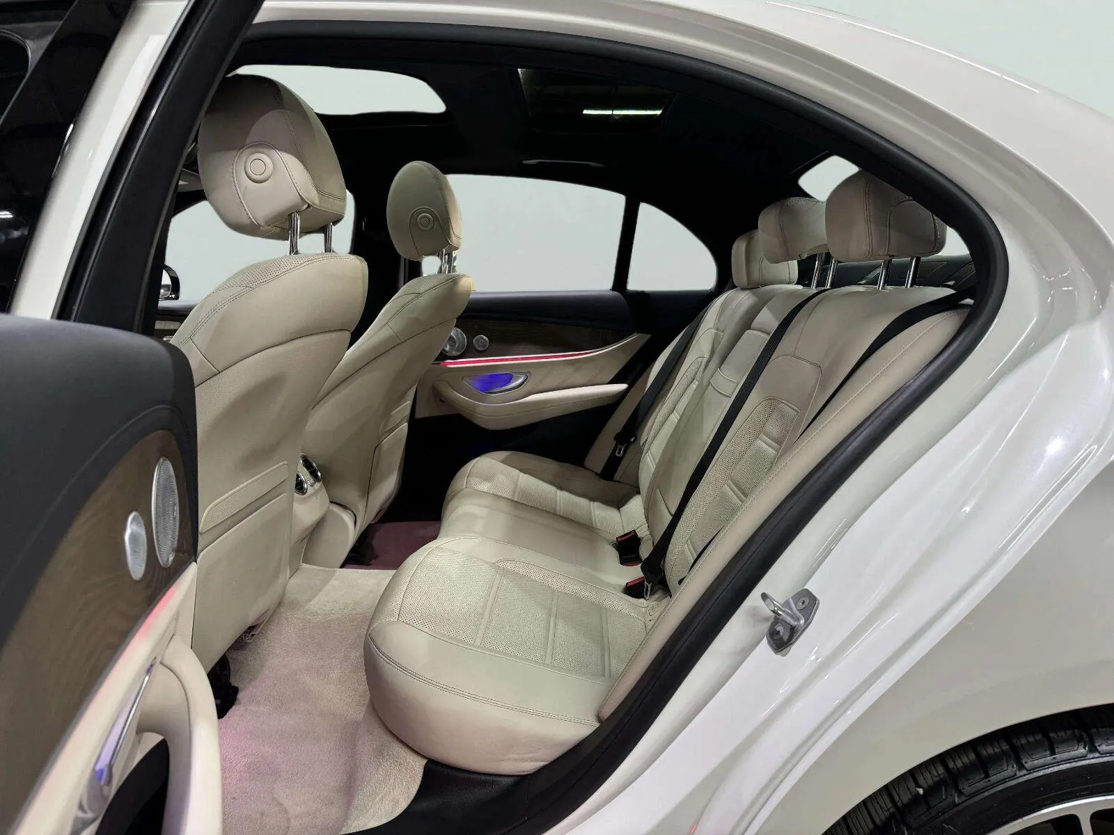 Mercedes-Benz E-Class photo 29