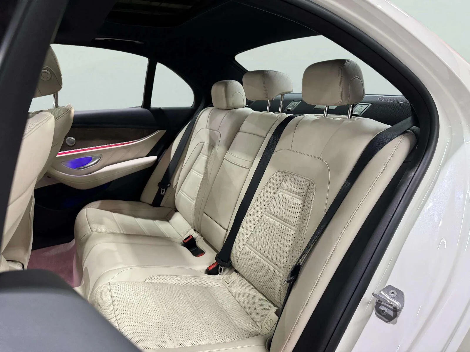 Mercedes-Benz E-Class photo 30