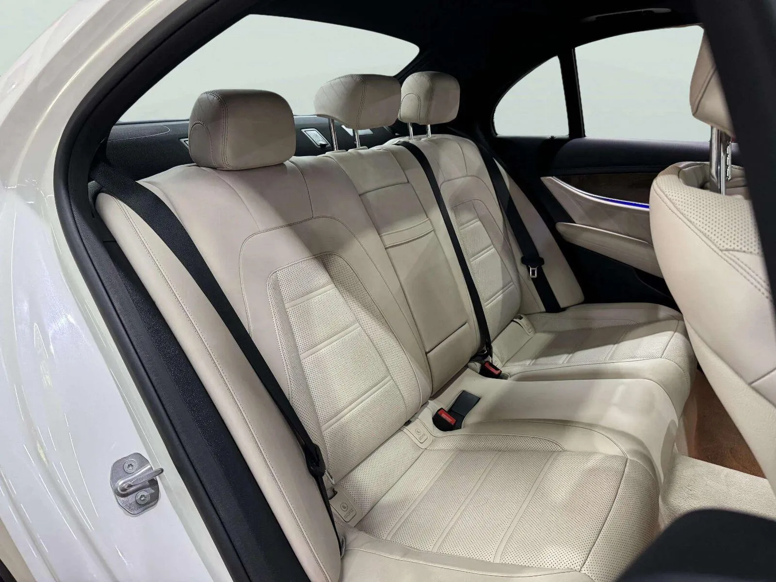 Mercedes-Benz E-Class photo 33