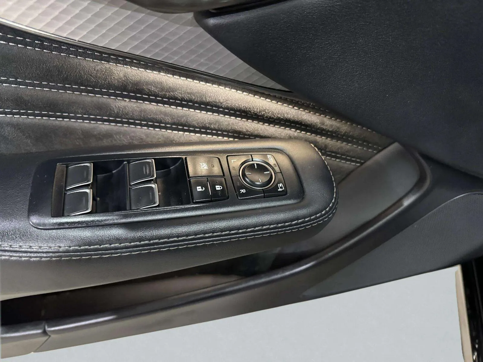 Lexus LS photo 23