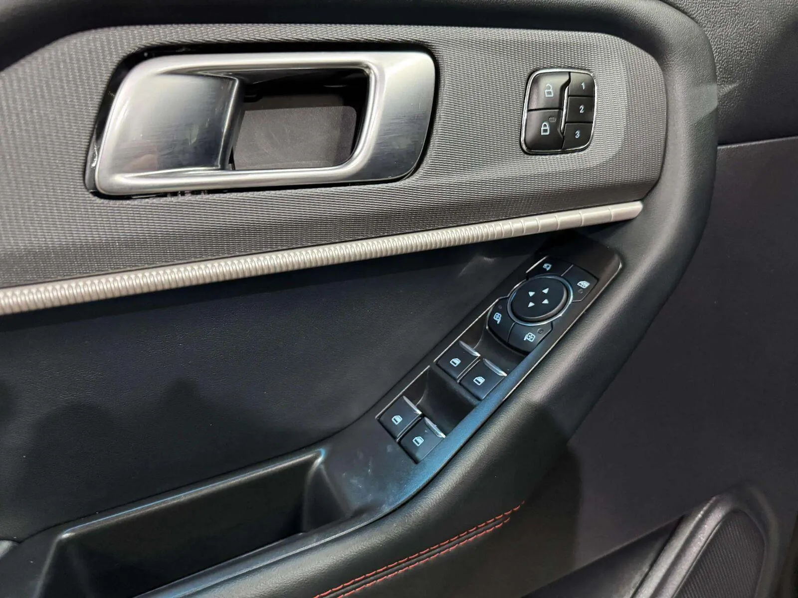 Ford Explorer photo 24