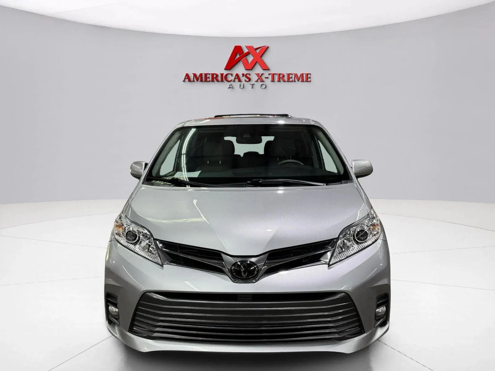 Toyota Sienna photo 2