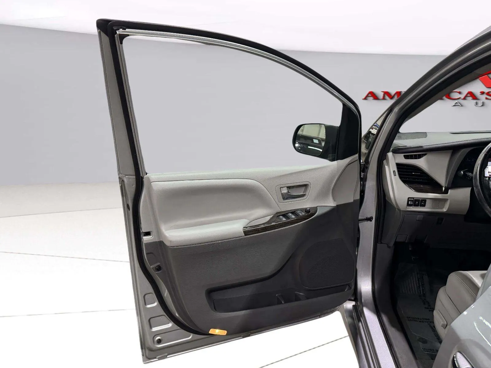 Toyota Sienna photo 22