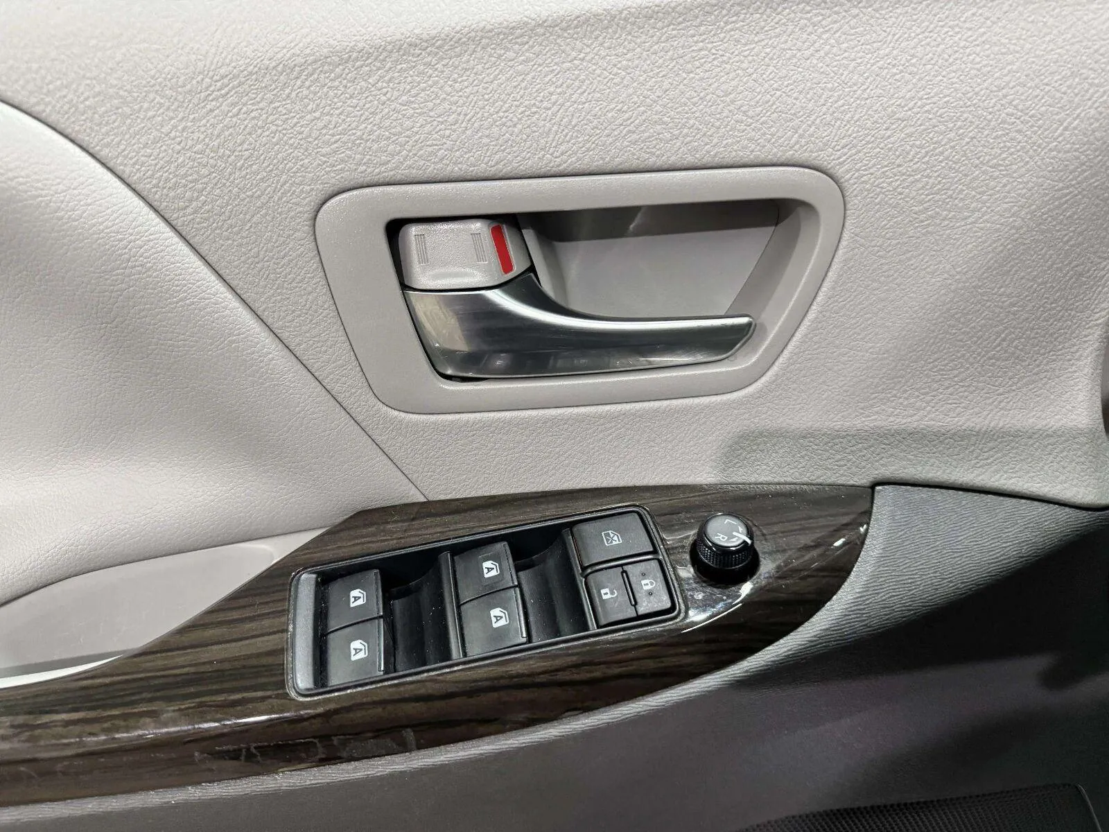 Toyota Sienna photo 23