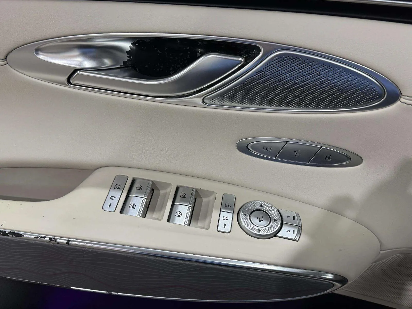 Genesis GV70 photo 23