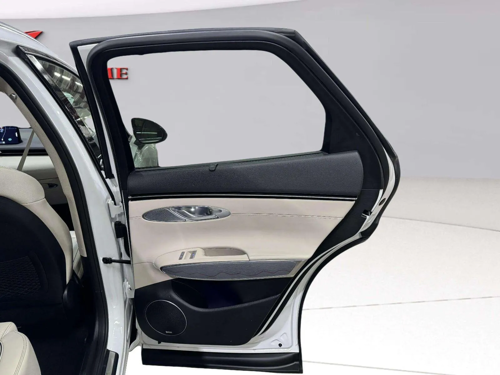 Genesis GV70 photo 49