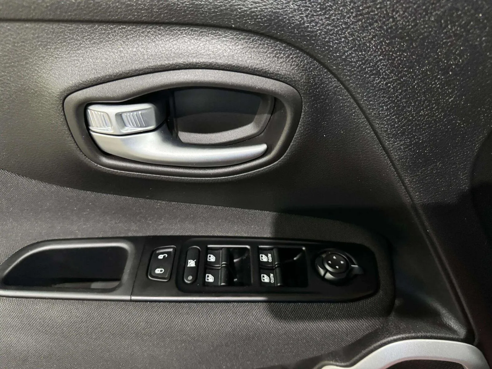 Jeep Renegade photo 22